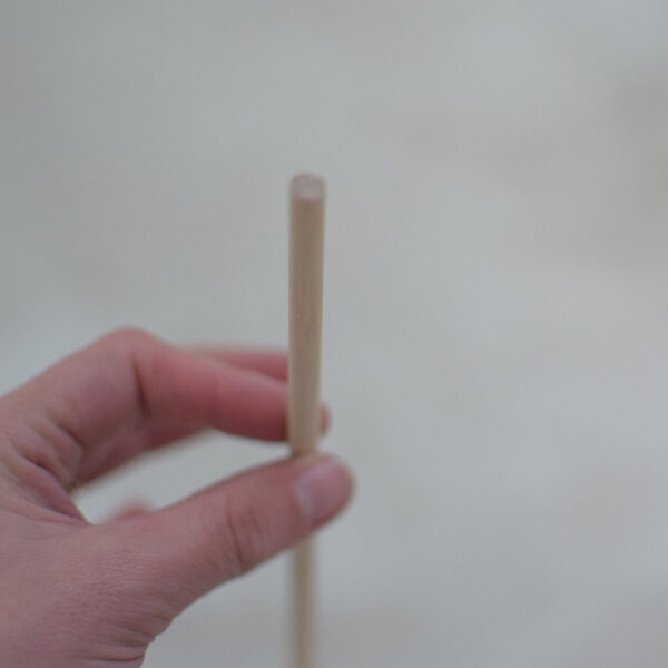 Baton en bois, de 30 cm de longueur et 4 mm de diamètre. Couleur bois naturel. Idéal pour faire des DIY