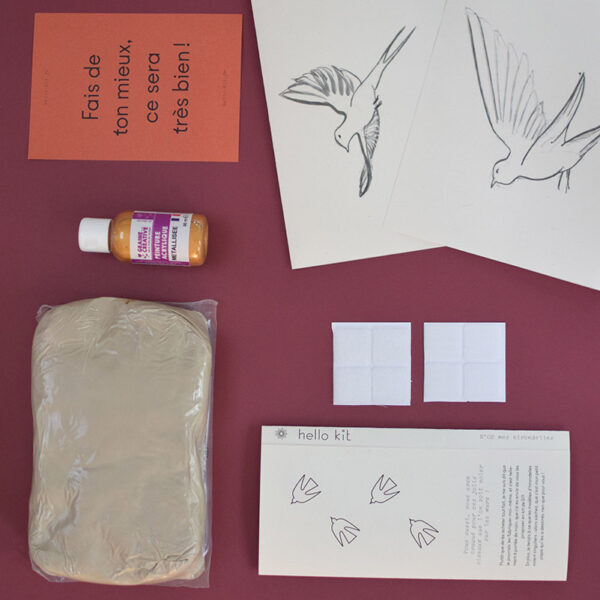 Photo du kit DIY pour fabriquer des hirondelles en argile, peint en dorée