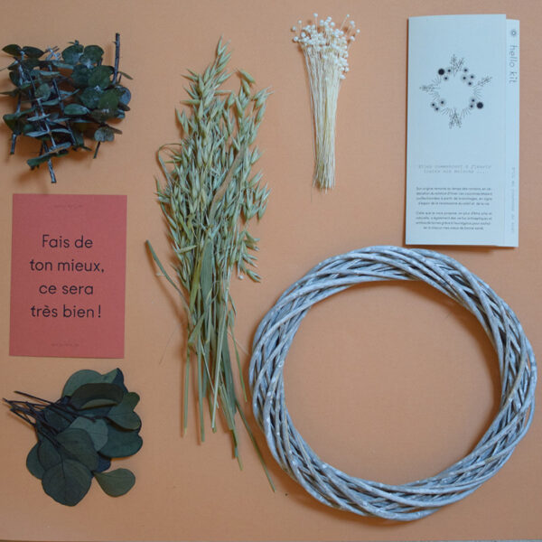 Kit DIY pour fabriquer soi-même sa couronne de noël, avec de l'eucalyptus, de la marcella et de l'avoine.