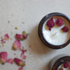 bougie à la rose, hand made, artisanat, hello kit, box diy, do it yourself, kit loisirs créatifs, bougie fleurie, rose, pot en verre, recuyclé, bouton de rose, mèche voton, bois, parfum, déco, box hello kit