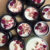 Bougies à la rose, fleurs séchées, cire de soja, parfum, parfumée, blanc, coton, verre recyclé, pot ambré, fleuri, fait main, handmade, artisanat, hello kit, box bougie, box diy, do it yourself, kit loisirs créatif, déco, design d'intérieur,