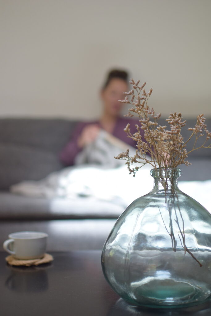 Hello Kit- fondatrice - diy- box- kit- tuto- déco- décoration- fait-main- artisanat- do it yourself- loisirs créatifs- bucket list- automne- septembre- rentrée- canapé- tricoter