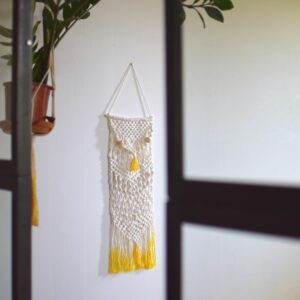 macramé- box- kit- diy- do it yourself- suspension- décoration- teinture végétale- jaune- blanc- hello kit- bois- naturel- tuto- lille- juillet- été- loisirs créatifs