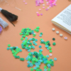 perles- heishi- diy- do it yourself- carte mantra- citation- rose- vert- ciseaux- tuto- atelier- loisirs créatifs- activités manuelles- aout- box- kit- kits- tutos- hello kit- juillet- activités enfants- filles- idées cadeaux- coffret à offrir- créativité- original- créatif
