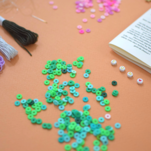 perles- heishi- diy- do it yourself- carte mantra- citation- rose- vert- ciseaux- tuto- atelier- loisirs créatifs- activités manuelles- aout- box- kit- kits- tutos- hello kit- juillet- activités enfants- filles- idées cadeaux- coffret à offrir- créativité- original- créatif