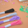 perles- heishi- diy- do it yourself- carte mantra- citation- rose- vert- ciseaux- tuto- atelier- loisirs créatifs- activités manuelles- aout- box- kit- kits- tutos- hello kit- juillet- activités enfants- filles- idées cadeaux- coffret à offrir- créativité- original- créatif