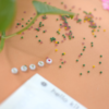 perles- heishi- diy- do it yourself- carte mantra- citation- rose- vert- ciseaux- tuto- atelier- loisirs créatifs- activités manuelles- aout- box- kit- kits- tutos- hello kit- juillet- activités enfants- filles- idées cadeaux- coffret à offrir- créativité- original- créatif