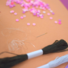 perles- heishi- diy- do it yourself- carte mantra- citation- rose- vert- ciseaux- tuto- atelier- loisirs créatifs- activités manuelles- aout- box- kit- kits- tutos- hello kit- juillet- activités enfants- filles- idées cadeaux- coffret à offrir- créativité- original- créatif