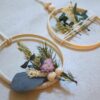 Hello kit- box créative- doityourself- diy- loisirs créatifs- tendance déco- 2024- cercle- fleuri- fleurs séchées- bois- naturel- minimaliste- bohème- macramé- suspension- perles- eucalyptus- flower- coffret à offrir- cadeau original- créativité- bien être