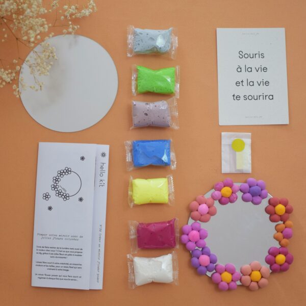 Kit- kits- box- créative- Hello Kit- diy- do it yourself- miroir- fleuri- flower- fleurs- pâte à modeler- argile- fimo- autodurcissant- polymère- citation- mantra- créativité- coffret- à offrir- cadeau original- détente- confiance en soi- tuto- atelier- lille- couleurs- colorés- peps- déco- decoration- intérieure- fleurs séchées- minimaliste- slow life- miror- personnaliser- customiser- upcycling- fait- main- artisanat- handmade