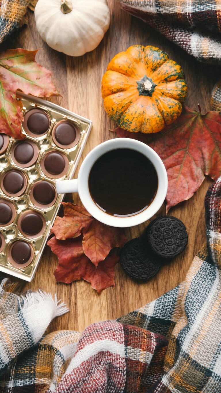 "Tasse de café fumante avec petit biscuit sur un plaid, ambiance automnale cocooning - Bien-être et créativité DIY avec Hello Kit"