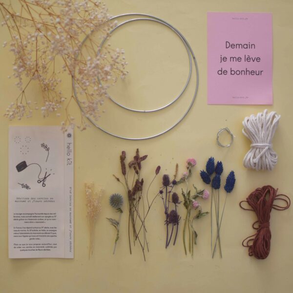 kit DIY", "cercles en macramé", "fleurs séchées", "Hello Kit", "décoration bohème", "activité créative".