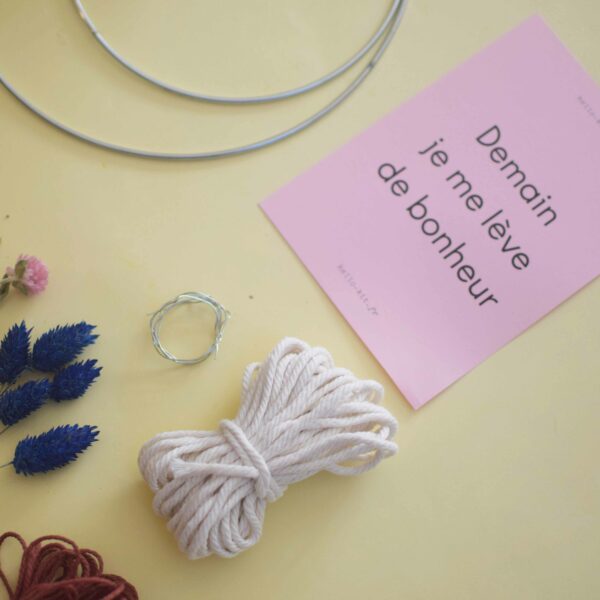 kit DIY", "cercles en macramé", "fleurs séchées", "Hello Kit", "décoration bohème", "activité créative".