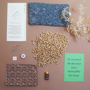 box diy- bouillotte- sèche- naturelle- noyaux cerise- créatif- créative- box- cadeau- couture- idée- inspiration- hello kit- créativité- activité manuelle- tissus fleuris- huile essentielle- aiguille- fils- étiquette- tuto- atelier- fleurs- débutant- projet- simple- calme- détente- slowlife- prendre du temps- moment à soi- do it yourself