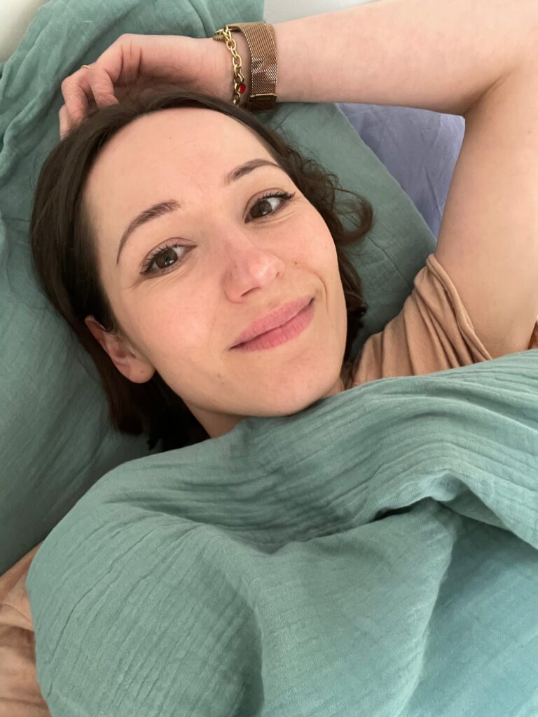 Carole dans son rituel-reveil-doux, café chaud et plaid pour commencer la journée en douceur.