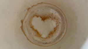 coeur- café- tasse- cappucino- thé- tisane- cocooning- novembre- mois- intention- slow- créatif- crétivité- femme- lifestyle- automne- hello kit- box- cadeau- origi