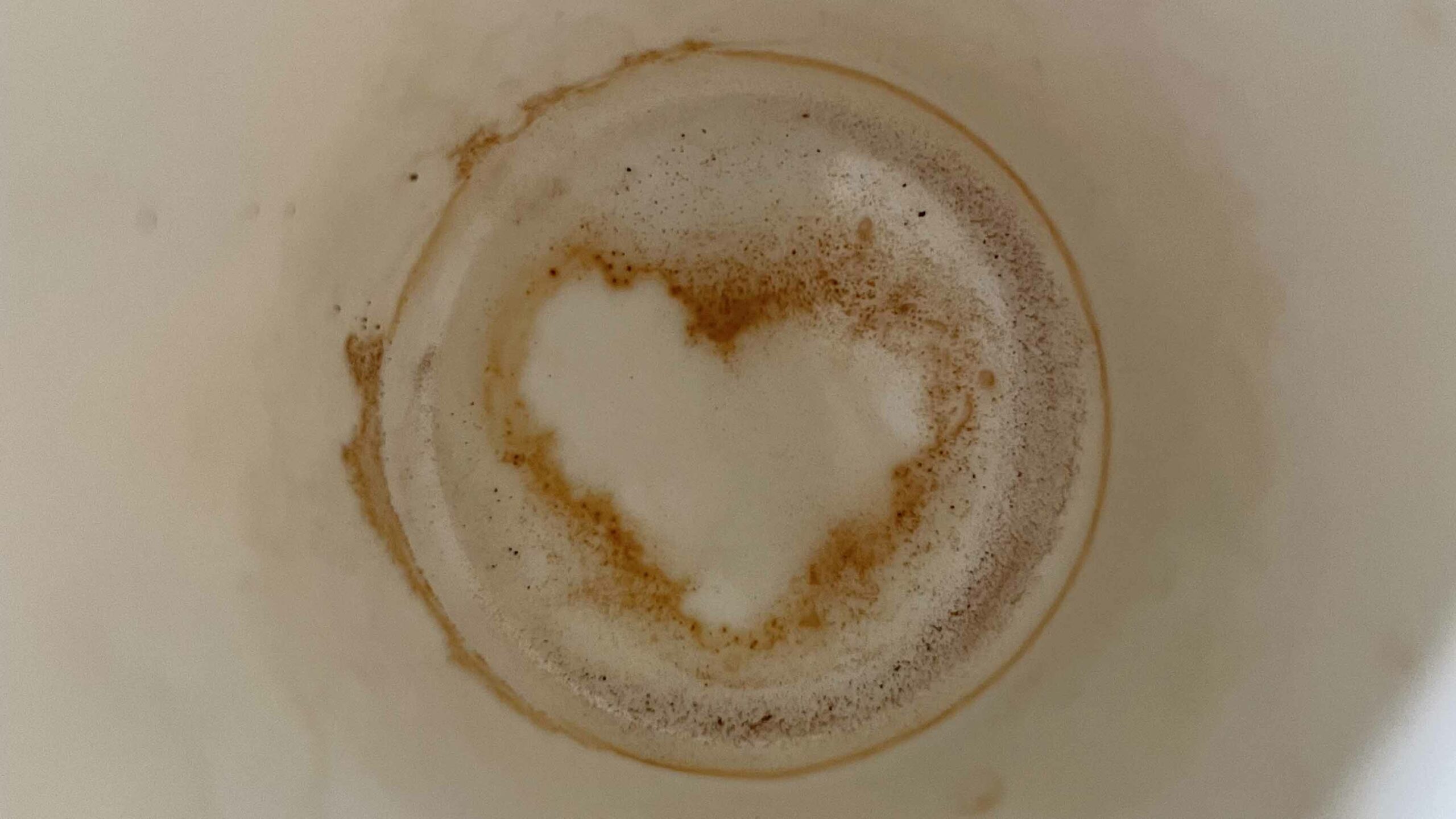 coeur- café- tasse- cappucino- thé- tisane- cocooning- novembre- mois- intention- slow- créatif- crétivité- femme- lifestyle- automne- hello kit- box- cadeau- origi