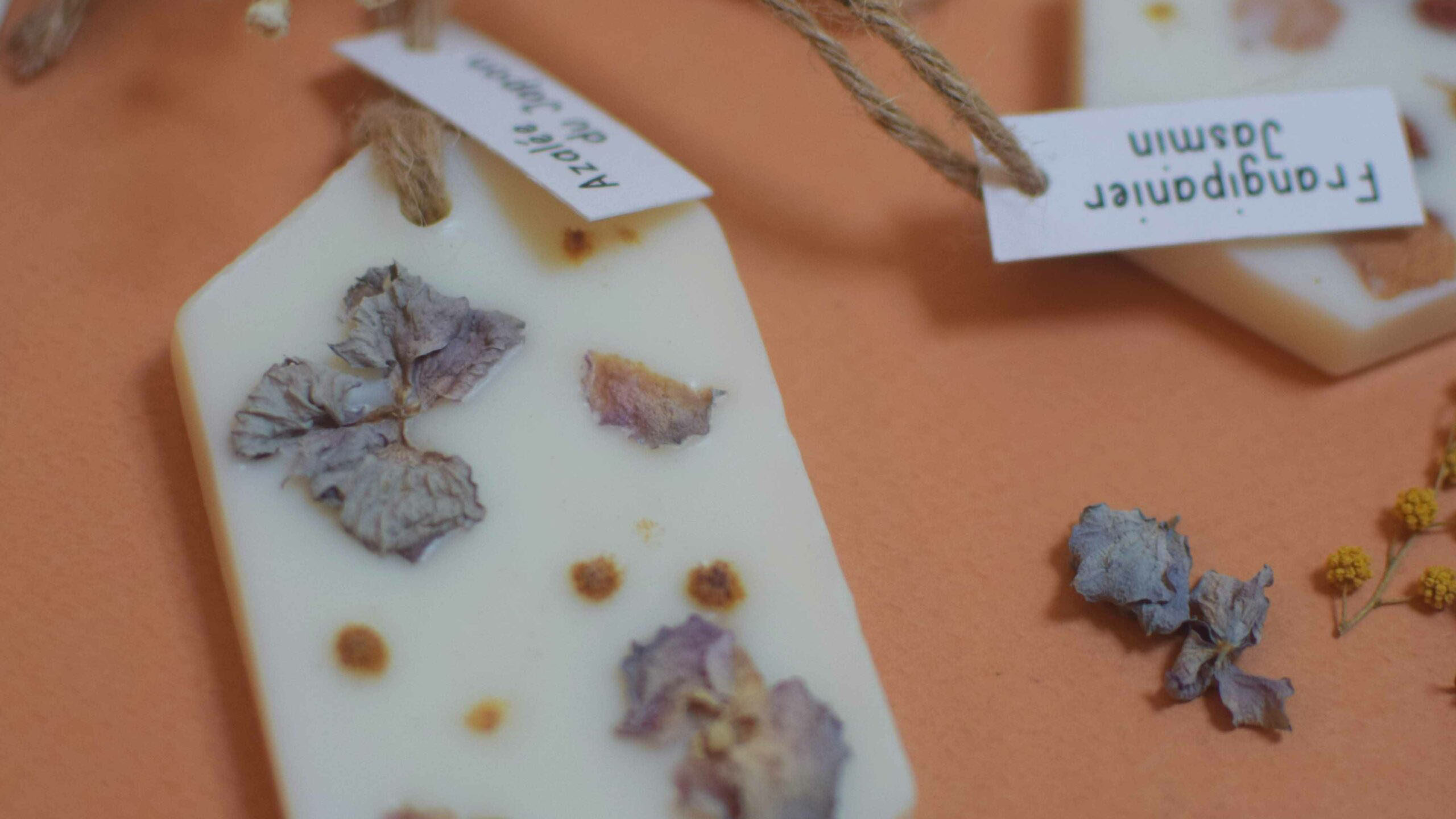 Mras- printemps- pourquoi- créativité- fleurs- hello kit- kit- box- cadeau- sécéjes- suspension- parfumée- cire- colza- végétale- naturelle- parfum- grace- bougie- justine factory- créatrice- artisanat- fait- main- mensuelle-