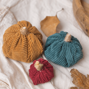 Trois citrouilles décoratives en velours côtelé réalisées avec le kit DIY Hello Kit