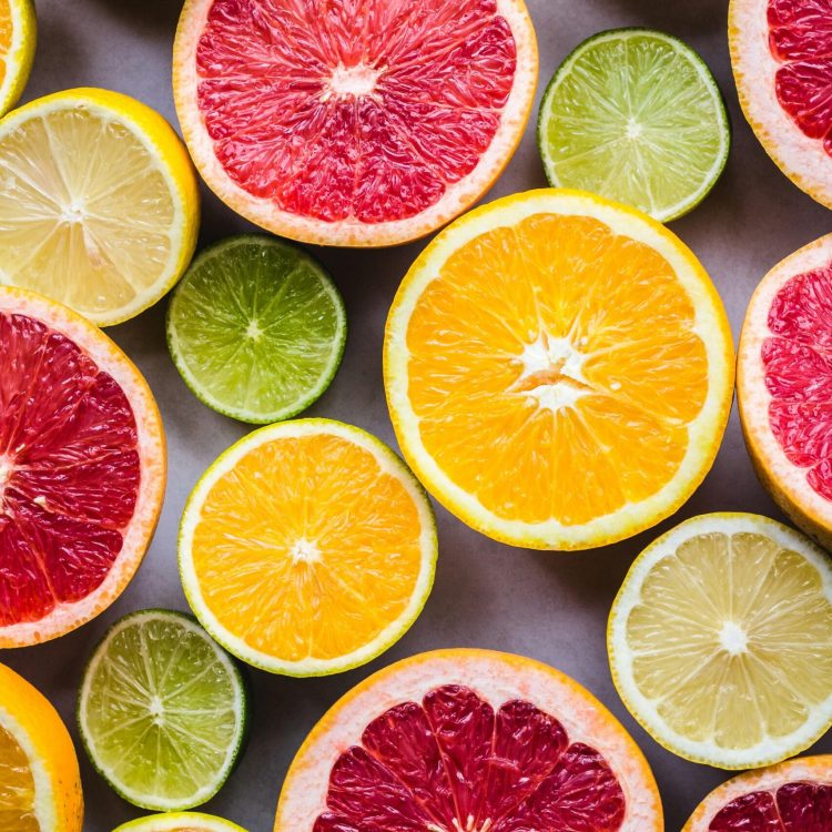 bruna-branco-7r1HxvVC7AY-unsplash-min box hello kit- fruits -é été- agrumes- broderie- perles- roquailles- coloré- couleurs- festifs- deco- decorations- activités manuelles- loisirs créatifs- tuto- diy- do it yourself- atelier- lille- idée- sortie- slow- ralentir- créer- kit- kits- coffret- cadeaux- vacances