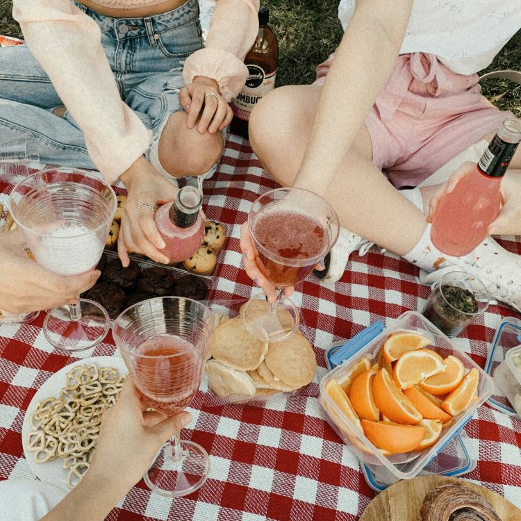 jojo-yuen-sharemyfoodd-IeJ2G9xepUg-unsplash-min pique nique- entre filles- femme- diy- box- mensuel- abonnement- kit- kits- créatifs- atelier- do it yourself- aout- été- activités- idée- sorties- loisirs créatifs- activités manuelles- tuto- tutos- couture- débutant- sac- créativité- fait main- cadeau original