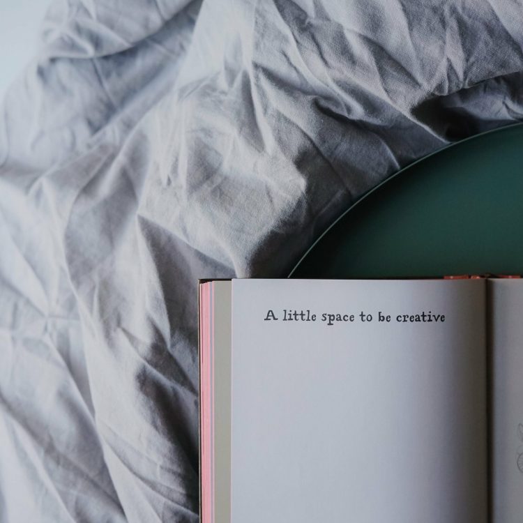 toa-heftiba-yz4VF6x0W3M-unsplash (1) Page d'un journal